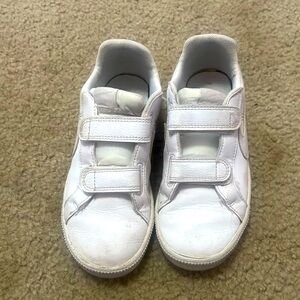 Kids nike tennis shoes